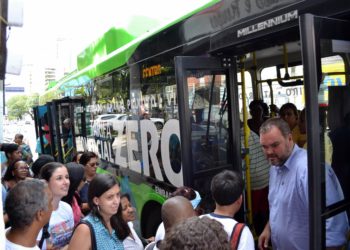 Ônibus elétrico passa por fiscalização preventiva de técnicos da fábrica