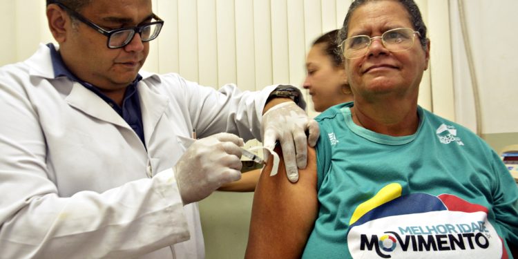 Imunização contra gripe para idosos começa em Volta Redonda