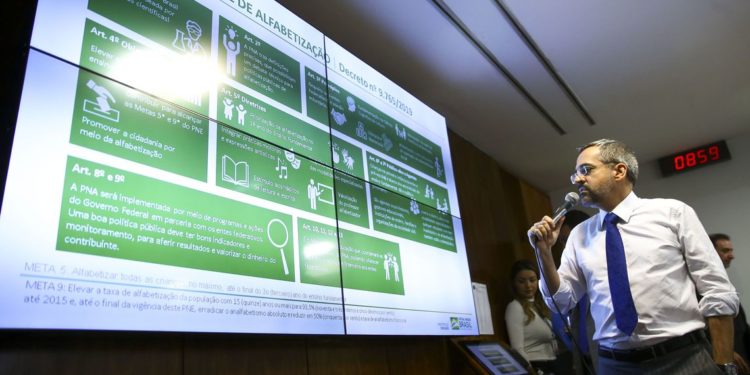 Weintraub nega cortes em universidades e defende educação básica