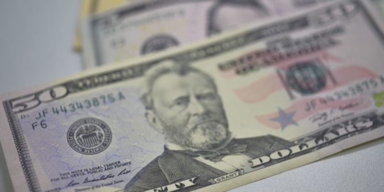 Entrada de dólares no país supera saída em US$ 346 milhões em maio