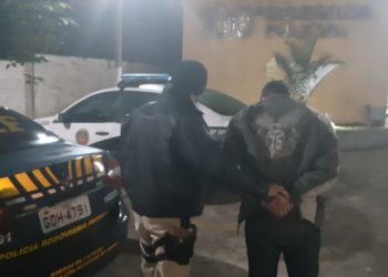PRF prende casal com pasta base de cocaína e carregador de fuzil