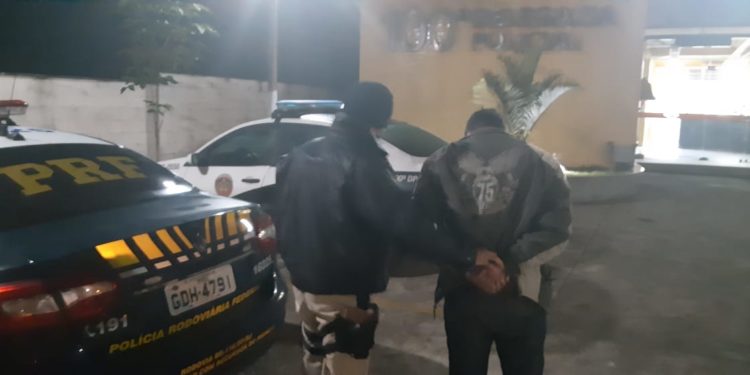 PRF prende casal com pasta base de cocaína e carregador de fuzil