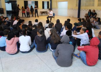 Escola Pio de Abreu recebe projeto Papo Reto com o prefeito Samuca Silva