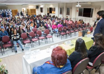Samuca dá posse aos professores auxiliares de Educação Infantil