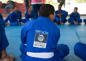 Resende entrega 300 novos kimonos para alunos