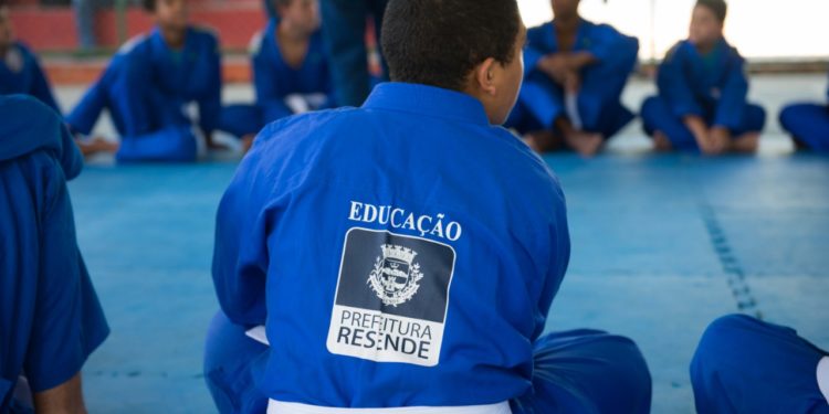 Resende entrega 300 novos kimonos para alunos