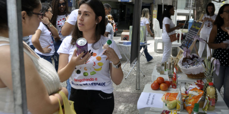 ‘Resgatando a comida de verdade’ leva orientações sobre alimentação saudável à população