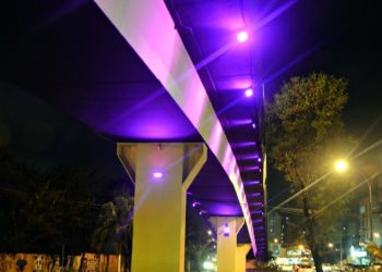 Viaduto Prefeito Sávio Gama recebe iluminação especial em referência ao Outubro Rosa