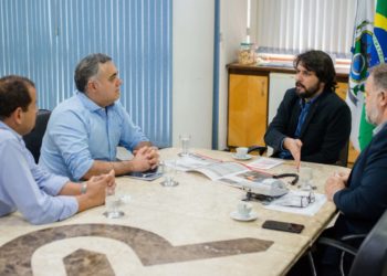 Prefeito Samuca Silva recebe empresa interessada no polo metalmecânico