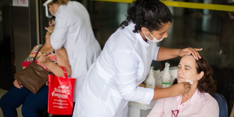 Sábados de Outubro atende mais de 60 mulheres