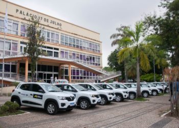 Samuca Silva entrega treze novos veículos para atendimento na saúde
