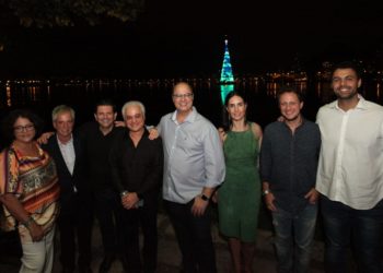 Árvore de Natal da Lagoa é inaugurada com espetáculo de luzes e fogos de artifício