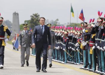 Bolsonaro participa de formatura de cadetes em Resende