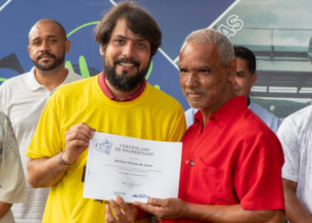 Prefeito Samuca Silva entrega os primeiros 29 títulos de propriedade do programa Escritura Fácil