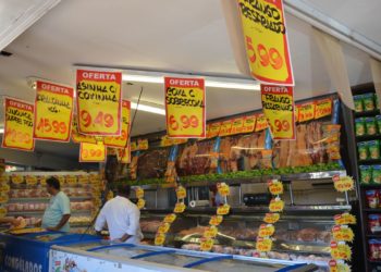 Brasileiros acreditam em inflação de 4,8% nos próximos 12 meses