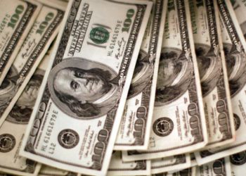 Dólar fecha em alta, cotado a R$ 5,24 nesta segunda-feira
