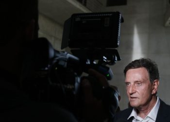 Prefeito Marcelo Crivella é encaminhado à polícia no Rio