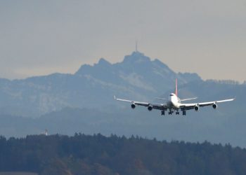 Indonésia confirma queda de Boeing 737-500 que havia sumido do radar logo após decolar