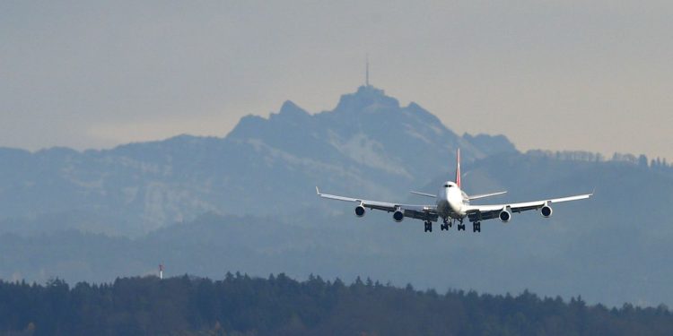 Indonésia confirma queda de Boeing 737-500 que havia sumido do radar logo após decolar