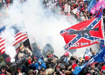 Invasão do Capitólio por manifestantes pró-Trump choca comunidade internacional