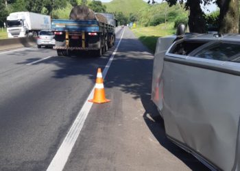 Veículo tomba após atingir recapagem caída na pista, em Barra ansa