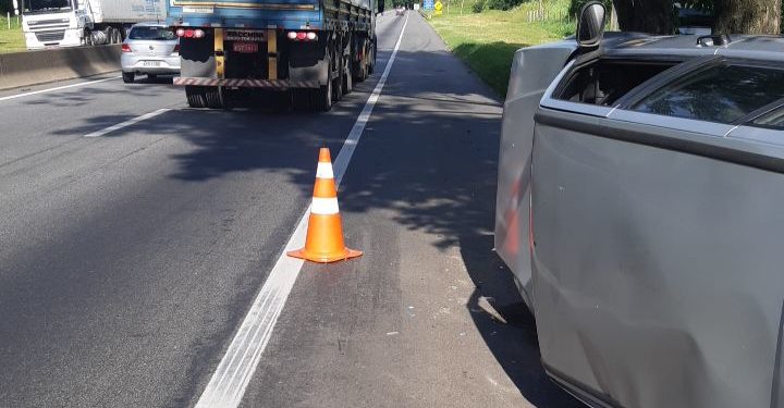 Veículo tomba após atingir recapagem caída na pista, em Barra ansa