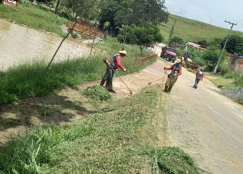 Secretaria de Obras realiza limpeza de lagoa em Porto Real