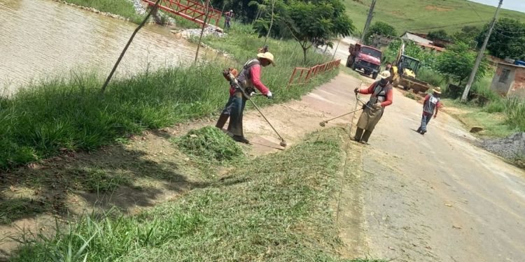Secretaria de Obras realiza limpeza de lagoa em Porto Real