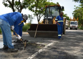 Porto Real realiza serviço de tapa buraco no bairro Novo Horizonte