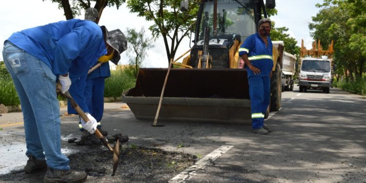 Porto Real realiza serviço de tapa buraco no bairro Novo Horizonte