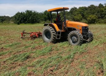 Prefeitura de Porto Real auxilia na preparação da terra dos produtores rurais