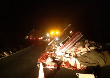 Tombamento de caminhão na descida da Serra das Araras