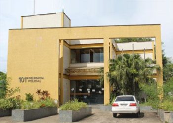 Mulher é presa em flagrante acusada de abandonar seus três filhos