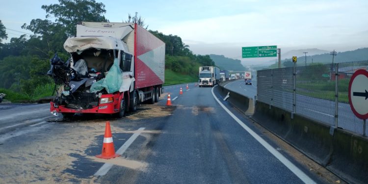 Colisão traseira com vítima fatal na Dutra, em Volta Redonda