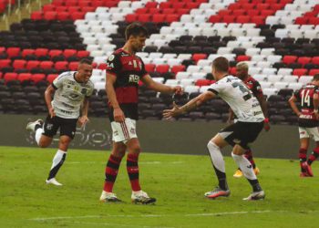 Ceará vence no Maracanã e complica Flamengo no Brasileirão