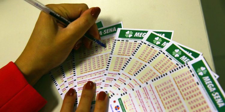 Mega-Sena acumula e pode pagar R$ 12 milhões na próxima quarta-feira