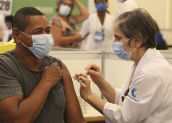 Vacinas já distribuídas atendem 7% dos públicos prioritários