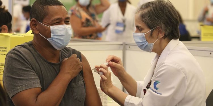 Vacinas já distribuídas atendem 7% dos públicos prioritários