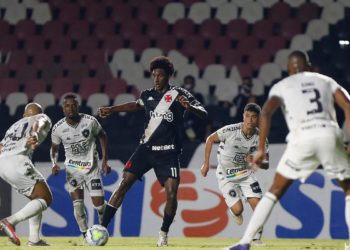 Vasco bate Botafogo em clássico e deixa a zona de rebaixamento