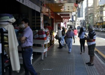 Estado quita salário de 465 mil servidores na sexta. Medida injeta R$ 1,8 bilhão na economia