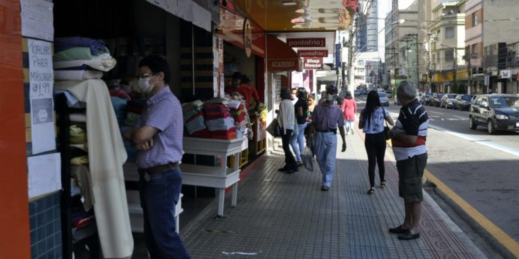 Estado quita salário de 465 mil servidores na sexta. Medida injeta R$ 1,8 bilhão na economia