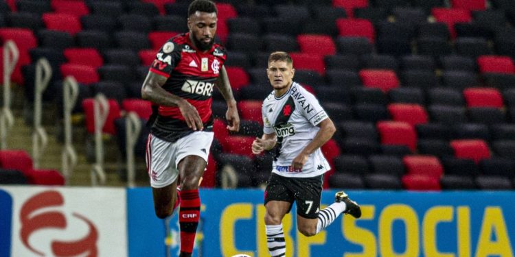 Flamengo vence Vasco no Maracanã e cola no líder Inter