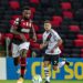 Flamengo vence Vasco no Maracanã e cola no líder Inter