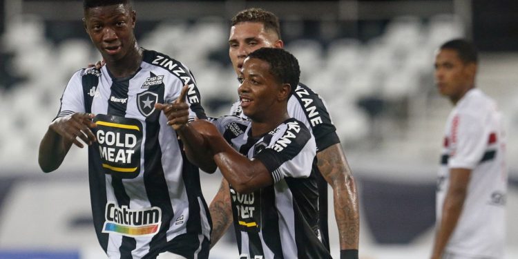 Mesmo rebaixado, Botafogo vence São Paulo por 1 a 0