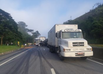 Engavetamento na Dutra, em Piraí deixa motorista gravemente ferido