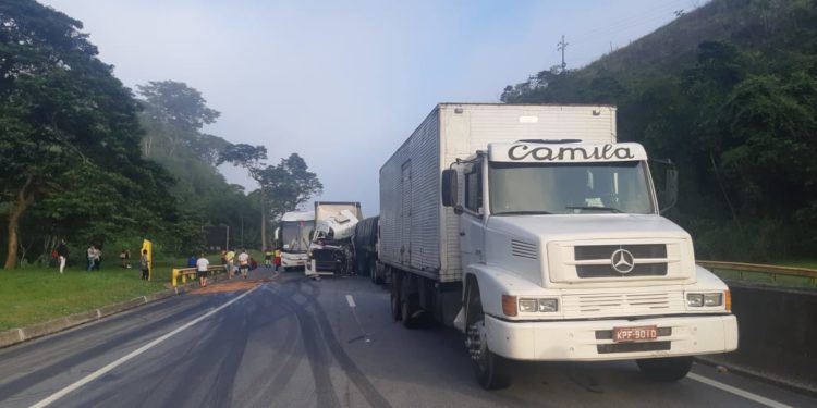 Engavetamento na Dutra, em Piraí deixa motorista gravemente ferido