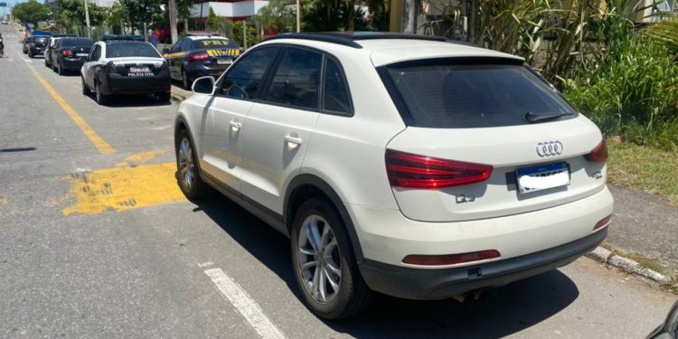 Jovem é preso na Dutra com Audi Q3 clonado
