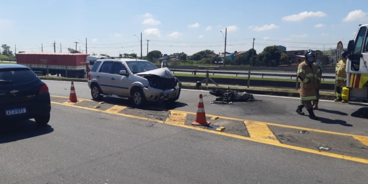 Motociclista morre ao bater de frente com EcoSport que estava na contramão