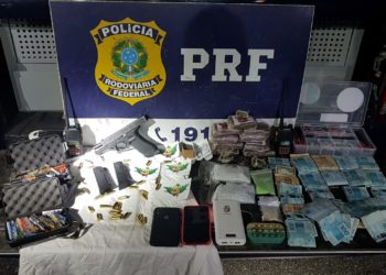 PRF prende dois homens por transporte ilegal de arma, munições e drogas na Dutra