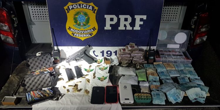 PRF prende dois homens por transporte ilegal de arma, munições e drogas na Dutra